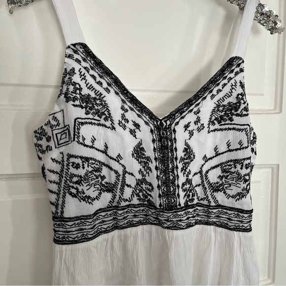 Embroidered Peplum Crop Tank - Picture 2 of 7